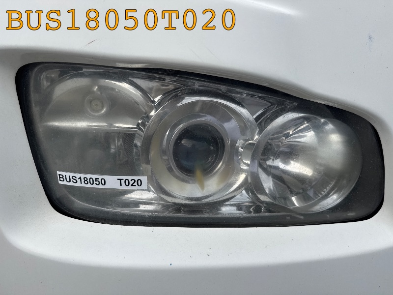 ヘッドライト右