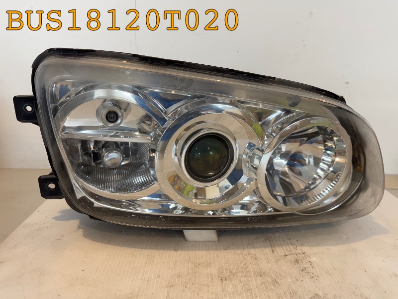 ヘッドライト右