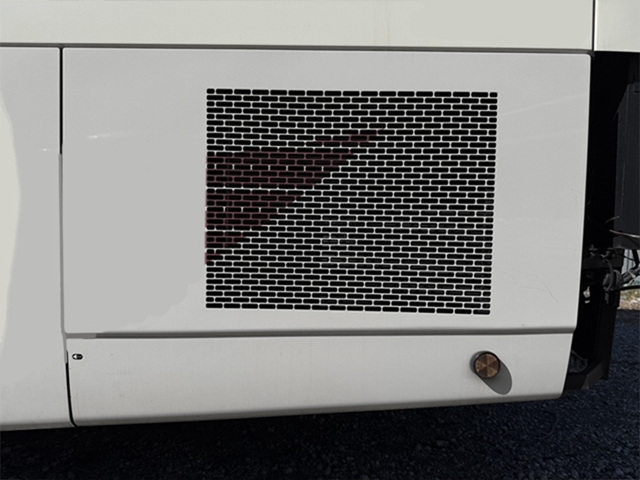 エンジンサイドパネル左