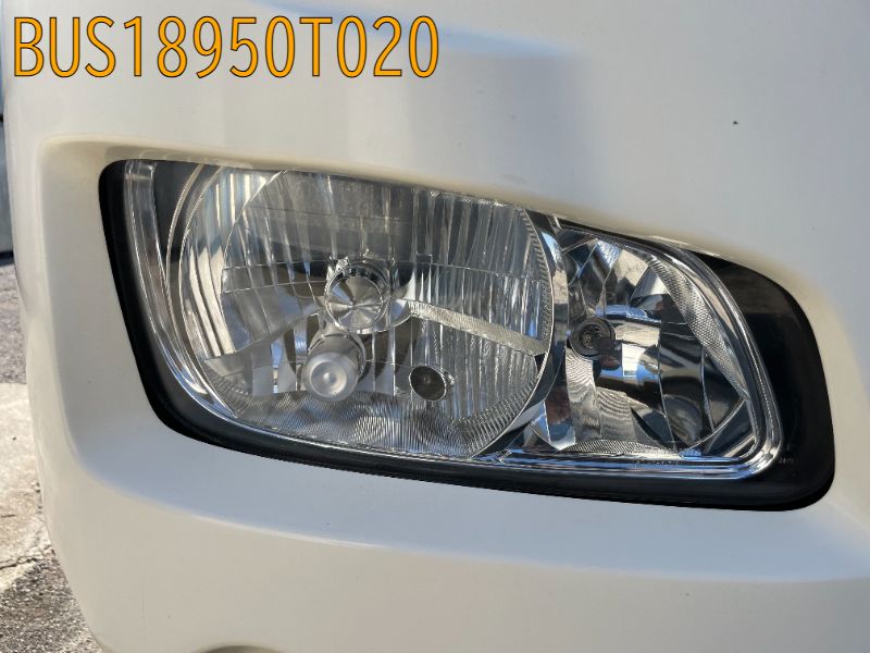 ヘッドライト右