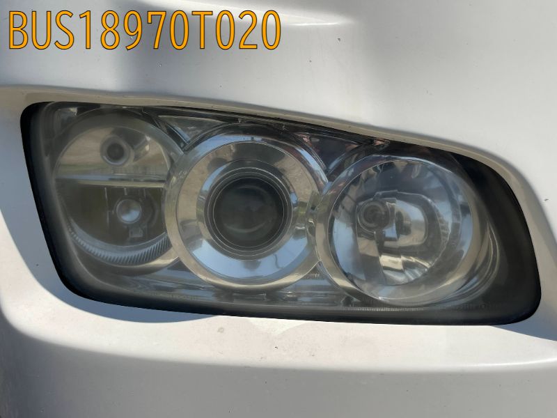 ヘッドライト右